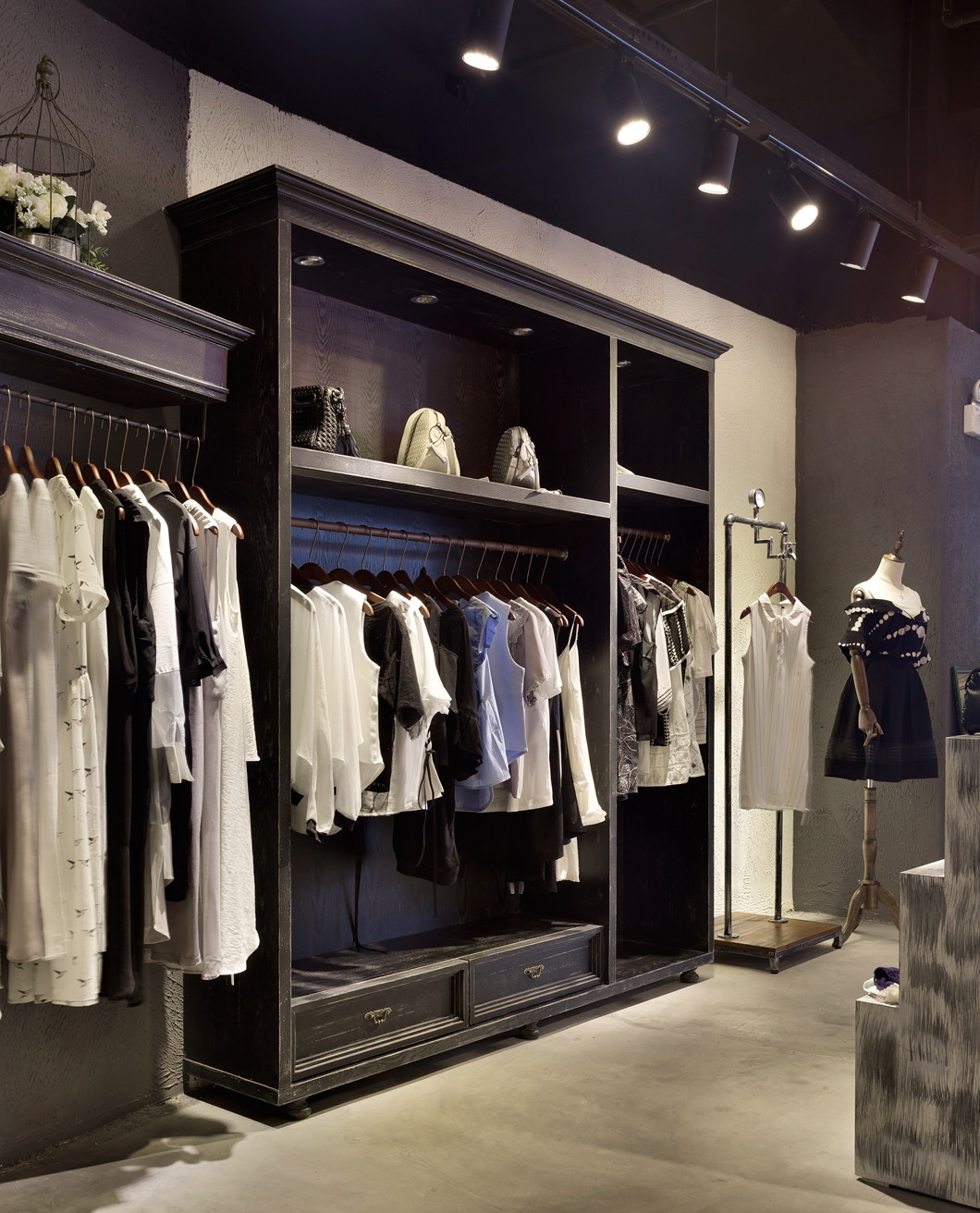 青浦區(qū)loft風格女裝店裝修設計-第4張圖片-上海古都建筑設計集團 青浦區(qū)loft風格女裝店裝修設計-第4張圖片-上海古都建筑設計集團