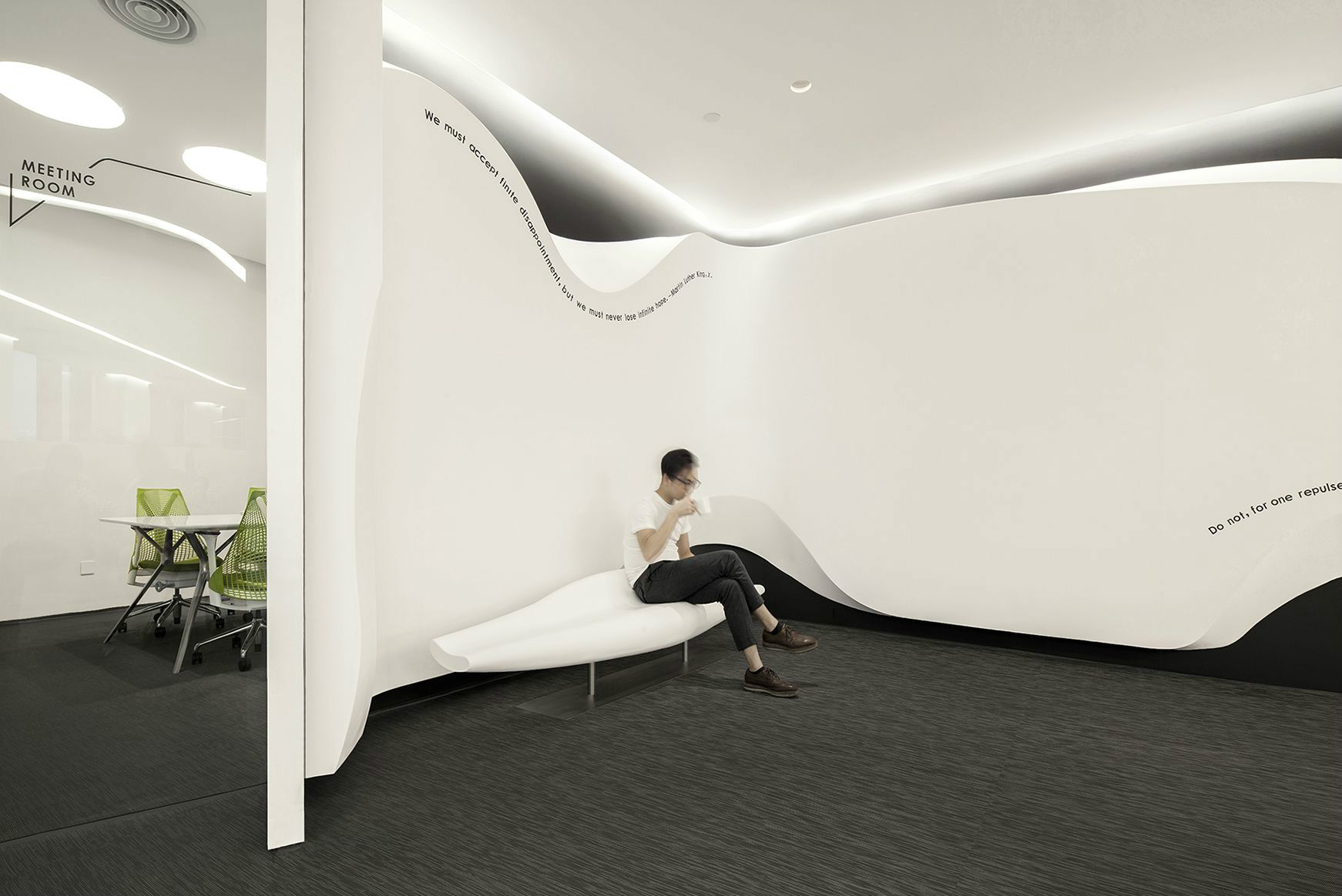 純白科技風格辦公室裝修設(shè)計-第4張圖片-上海古都建筑設(shè)計集團 純白科技風格辦公室裝修設(shè)計-第4張圖片-上海古都建筑設(shè)計集團